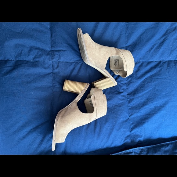 Madden Girl Darlynn Taupe Fabric Suede Sandals Sz 8.5 - Picture 3 of 8